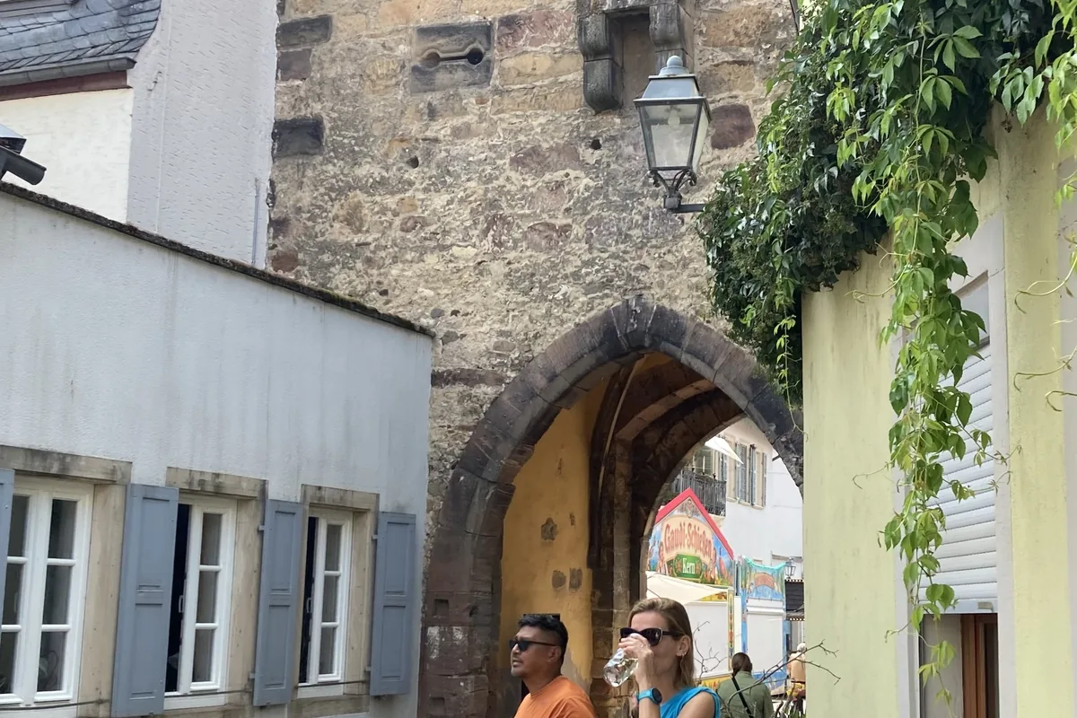 Historisches Tor in Freinsheim während der BYB Stadtrundfahrt